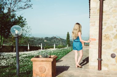 sevimli küçük çocuk sonraki tipik İtalyan Binası