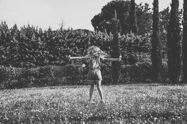 Adorable Little Girl Outdoors Meadow Full Daisies Dancing — Stock Photo, Image