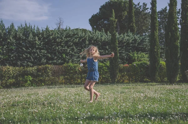 çayır papatyaları tam açık havada dans uzun sarı saçlı küçük kız