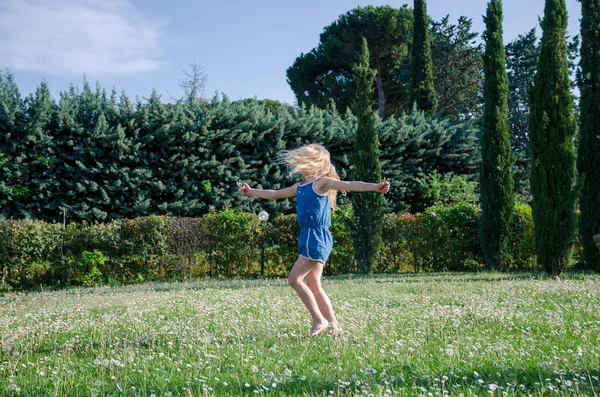 çayır papatyaları tam açık havada dans uzun sarı saçlı küçük kız