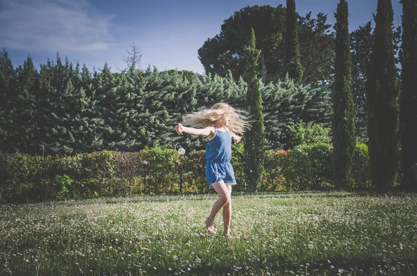 Маленькая Девочка Длинными Светлыми Волосами Танцует Открытом Воздухе Лугу Полном — стоковое фото