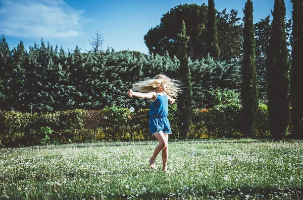 çayır papatyaları tam açık havada dans uzun sarı saçlı küçük kız