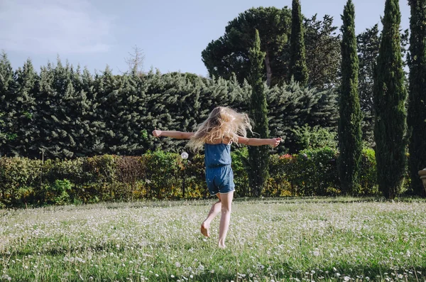 çayır papatyaları tam açık havada dans uzun sarı saçlı küçük kız