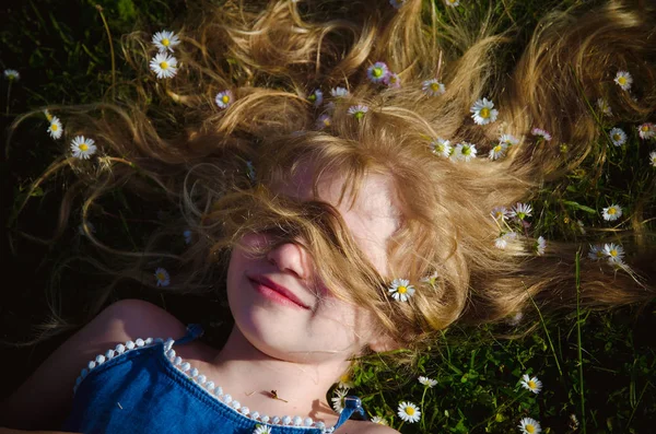 Мила Дівчина Довгим Світлим Волоссям Лежить Серед Ромашок Зеленій Траві — стокове фото