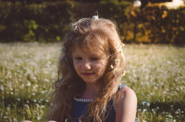 Rozkošné Malé Dítě Květinové Louce Toskánsku — Stock fotografie