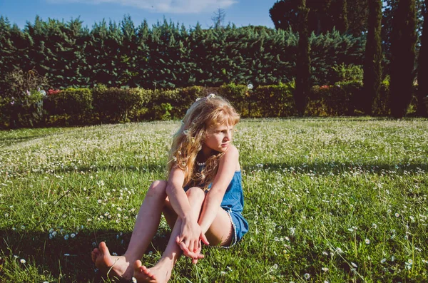 Imádnivaló Kis Gyermek Virágos Réten Toszkánában — Stock Fotó
