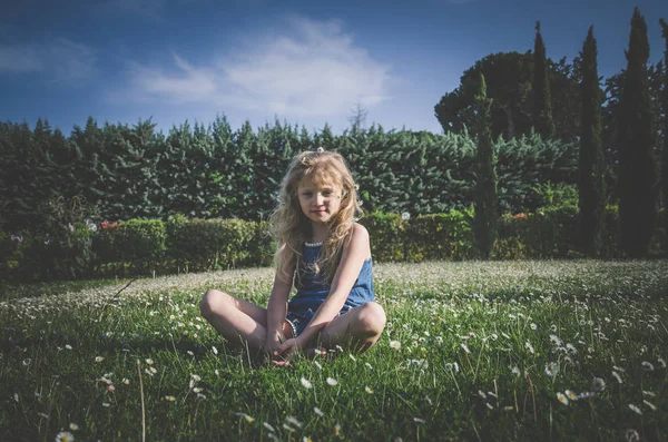 sevimli küçük çocuk Toskana çiçek çayırda