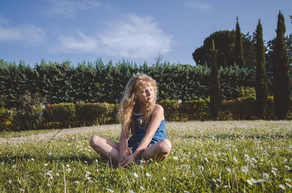 sevimli küçük çocuk Toskana çiçek çayırda