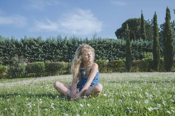 sevimli küçük çocuk Toskana çiçek çayırda