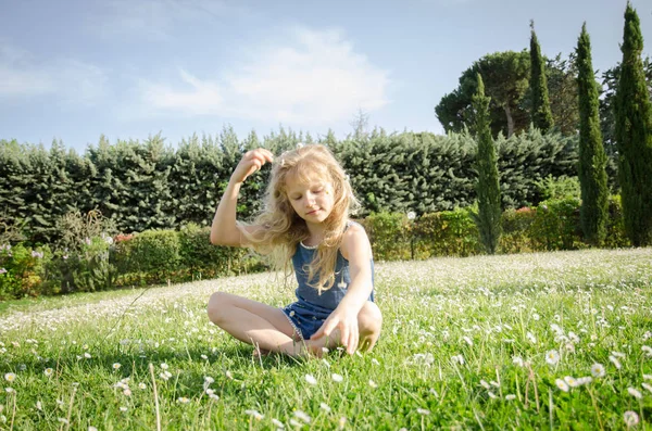 Adorable Petit Enfant Dans Prairie Florale Toscane — Photo