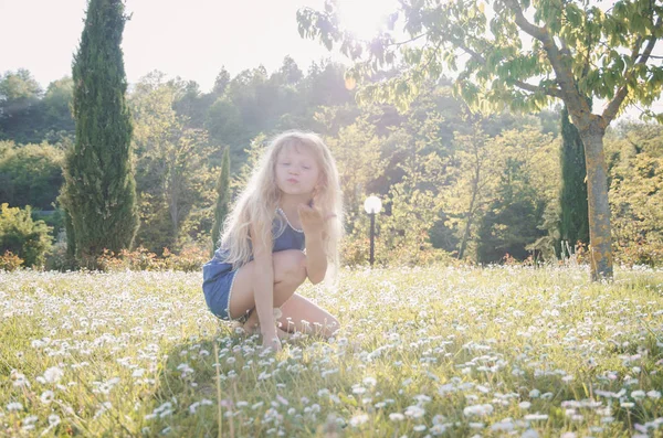 Rozkošné Malé Dítě Květinové Louce Toskánsku — Stock fotografie