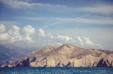 Hırvat tatil beldesi Baska kayalık dağ görünümü