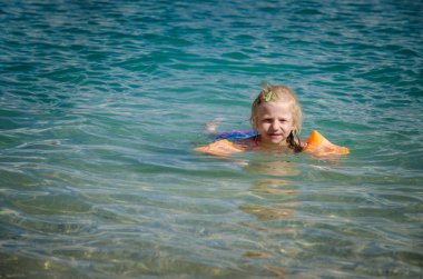 Yüzme ve denizde gülümseyen etkin alt