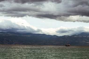 Hırvat tatil Baska kayalık dağ için güzel günbatımı zamanında görüntüleyin