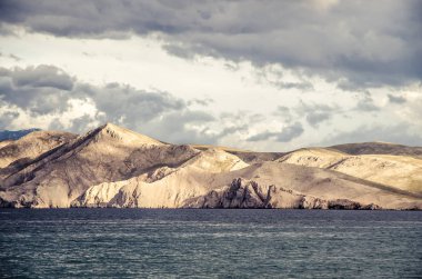 Hırvat tatil Baska güzel günbatımı zamanı beldesine kayalık dağ