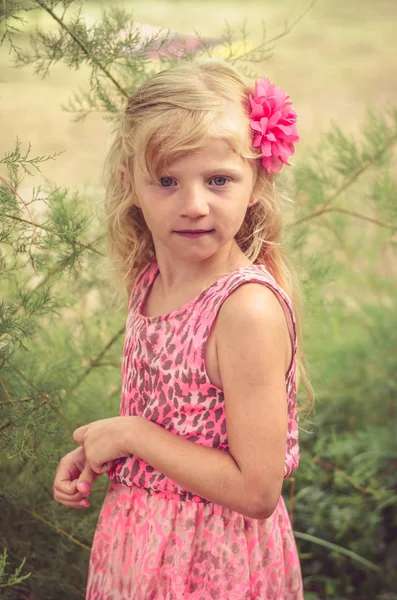 Bonito Bonito Loira Menina Retrato — Fotografia de Stock