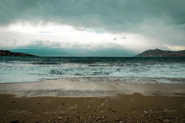 Галечный Пляж Бурное Море Драматическим Небом — стоковое фото