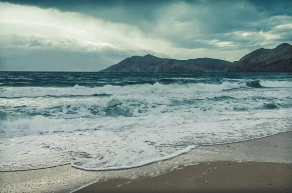 Большие Волны Море Галечный Пляж — стоковое фото