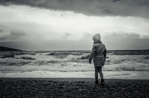 Mała Dziewczynka Sama Kamienistej Plaży Widokiem Morze Faliste — Zdjęcie stockowe