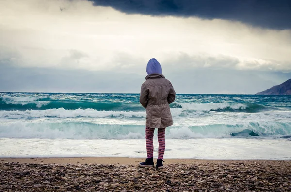 Menina Sozinha Praia Seixos Com Mar Ondulado — Fotografia de Stock