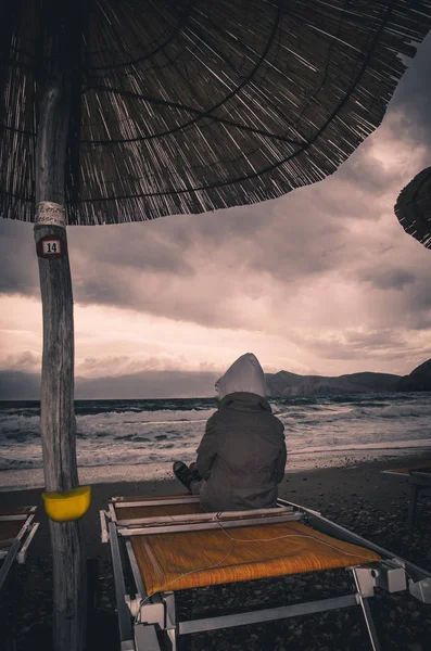 Liten Flicka Ensam Pebble Beach Med Vågiga Havet — Stockfoto