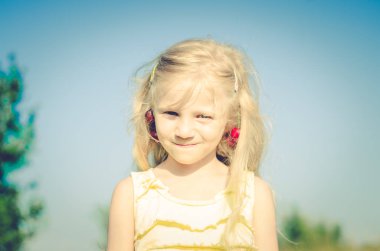 Kulağında kiraz olan çocuk