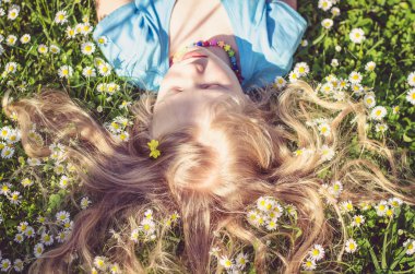 şirin çocuk Daisy çayırda yalan