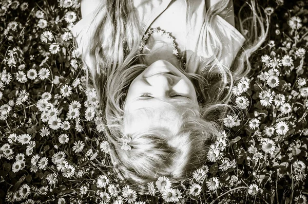 Söta barn ligga i daisy äng — Stockfoto