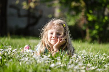 Bahar doğa ve güzel kızın güzelliği