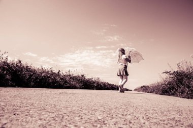 Çayırlarda tek başına yürüyen çocuk.