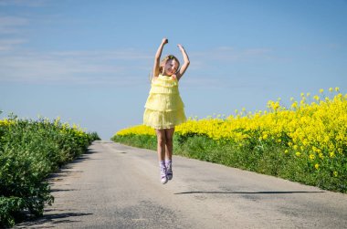 Güzel yaz doğasında kırsal yolda yürüyen küçük bir çocuk.