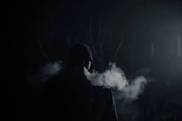Fumando solo por la noche — Foto de Stock