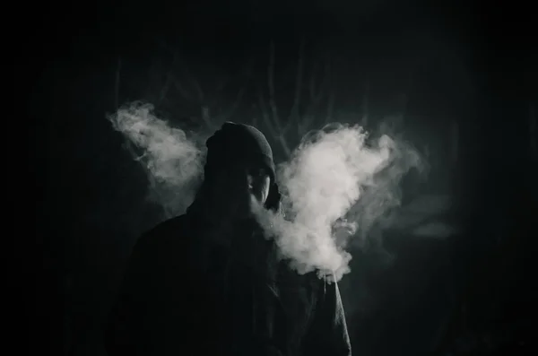 Hombre fumando con mucho vapor — Foto de Stock