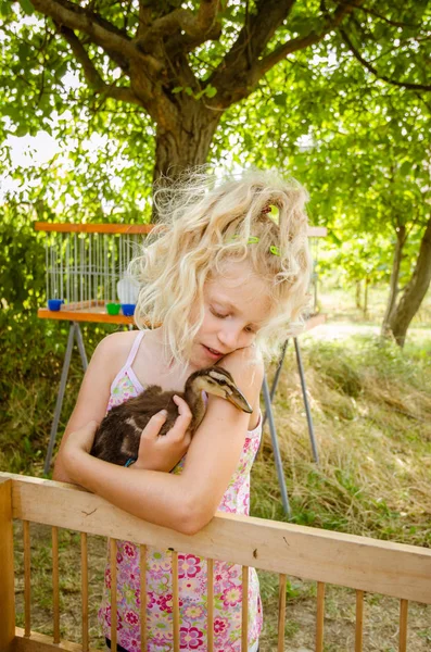Belle enfant tenant un animal de compagnie de lapin — Photo