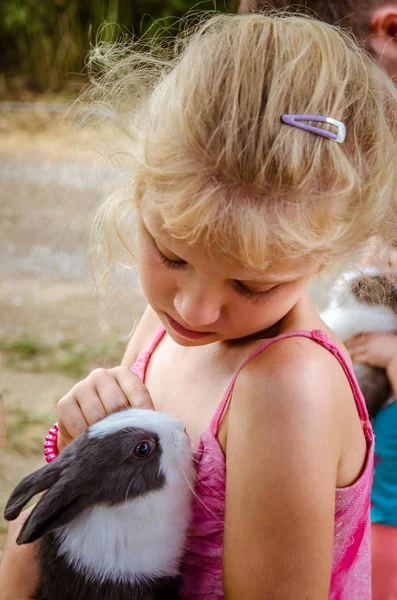 可爱的孩子抱着一只兔子宠物 — 图库照片