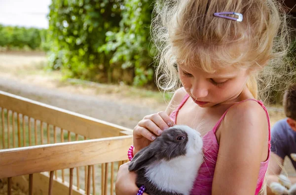 Милый ребенок с домашним любимцем кроликом — стоковое фото