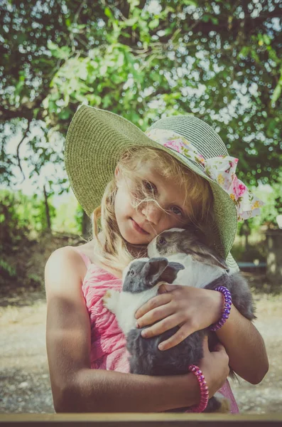 Niño y animal — Foto de Stock