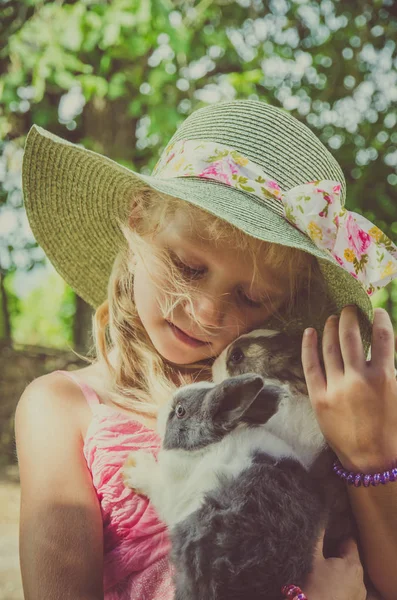 Niño y animal — Foto de Stock