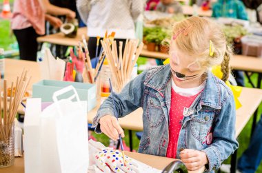 Çocuk partisinde eğlence ve sanat