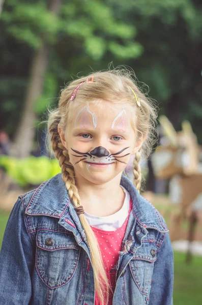 Uśmiechnięta dziewczyna z malowaniem twarzy myszy — Zdjęcie stockowe