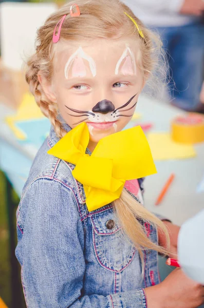 Menina sorridente com pintura facial de rato — Fotografia de Stock