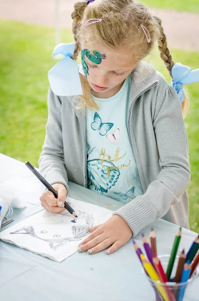 Menina com imagem de pintura de rosto — Fotografia de Stock