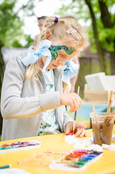 子供達のパーティーでの楽しみと芸術 — ストック写真