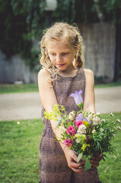 Chica encantadora preparándose para la profesión de florista —  Fotos de Stock