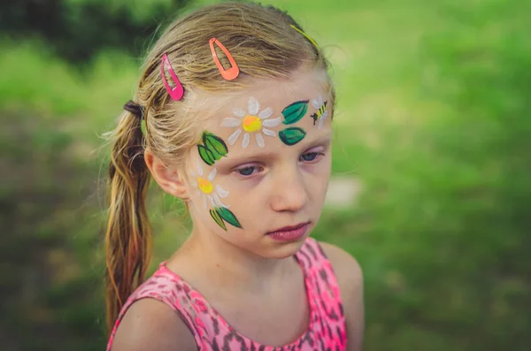 Kolorowe letnie malowanie twarzy — Zdjęcie stockowe