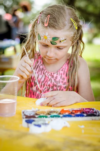 Zabawę i relaks z kolorami na Letnich imprezach dla dzieci — Zdjęcie stockowe