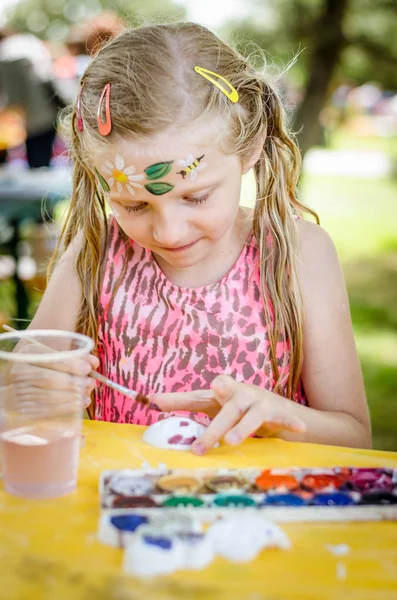 Having fun and relax with colors at the children summer party — Stock Photo, Image