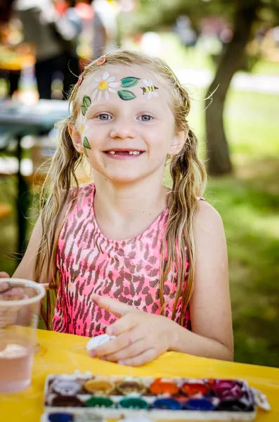 Se divertindo e relaxar com cores na festa de verão das crianças — Fotografia de Stock