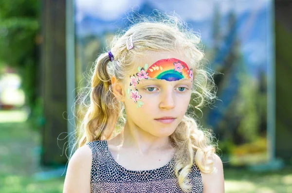 Pintura colorida da cara do arco-íris do verão — Fotografia de Stock