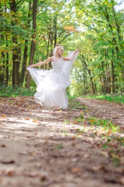 uzun beyaz gelinlik sevimli çocuk 